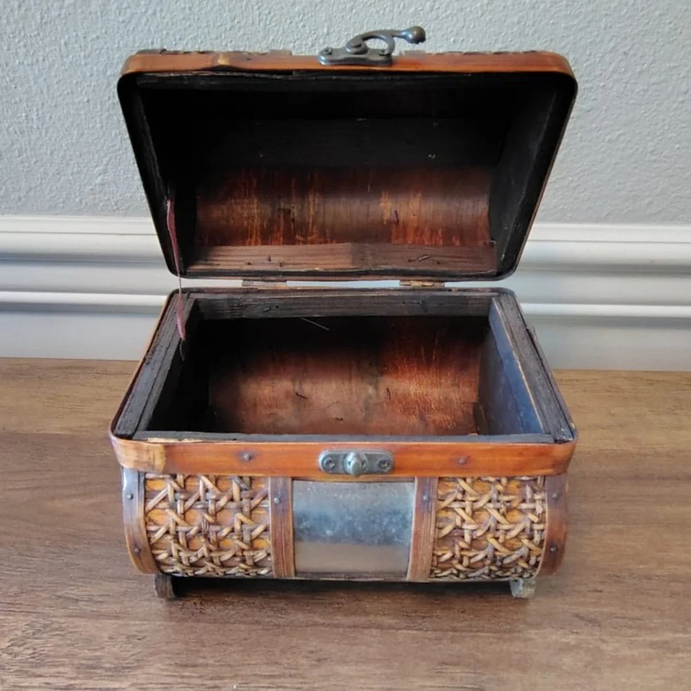 Vtg Wooden Rattan Treasure Trinket Box Brown Latched Brass Ornate Handle
